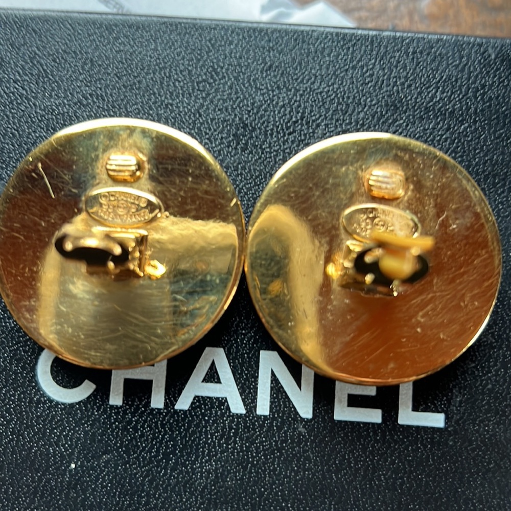 Chanel Clips - Picture 3 of 6